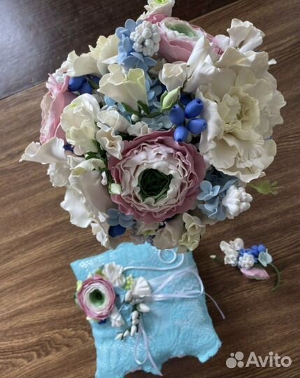 Букет невесты и бокалы свадебные