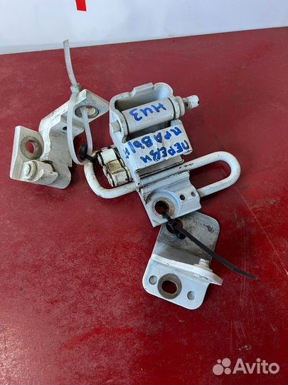 Петли дверные передние правые Audi A6 A6 BDW 2.4