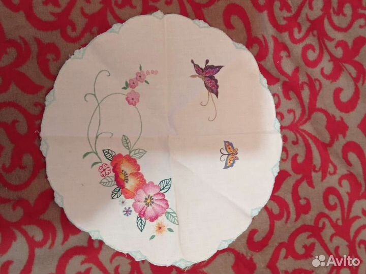 Салфетка декоративная с вышивкой