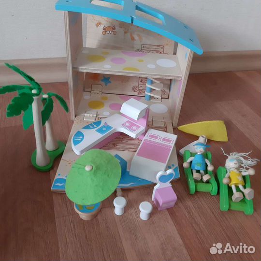 Домик с мебелью и человечками из дерева