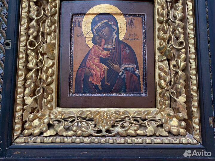 Старинные иконы в киоте
