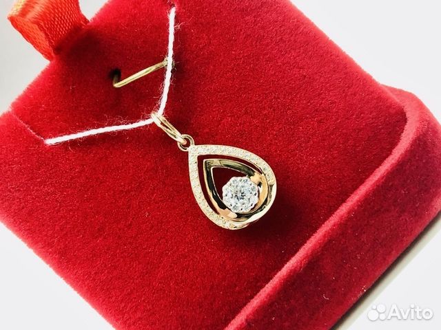 Золотая подвеска с камнем