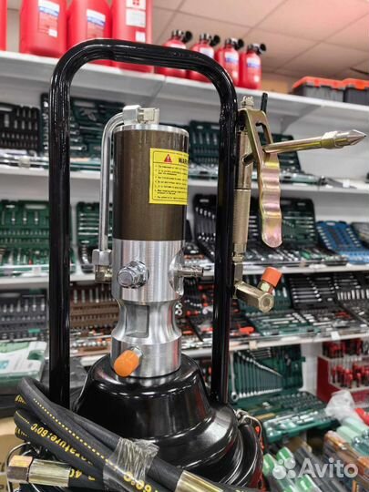 Нагнетатель смазки пневматический 12 л