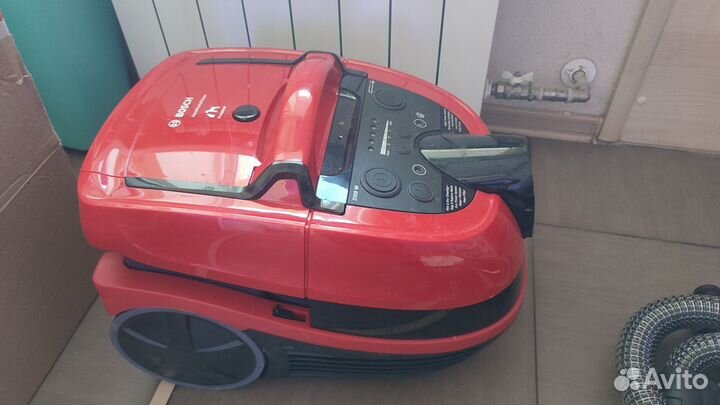 Моющий пылесос Bosch BWD421PET красный