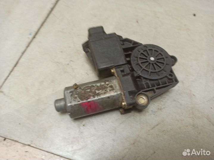 Моторчик заднего правого стеклоподъемника