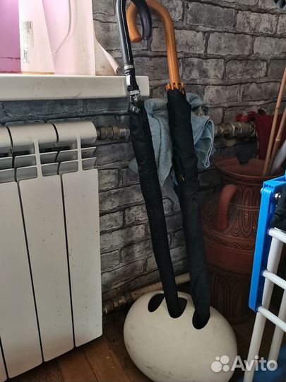 Старый зонт и подставка