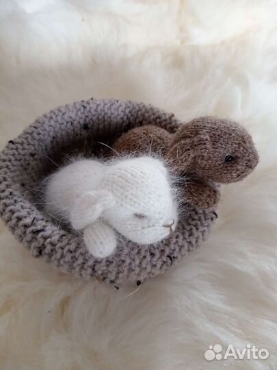 Вязанные зайчики игрушки. Мягкий дружочек
