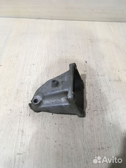 Кронштейн двигателя правый Мерседес W210 М104