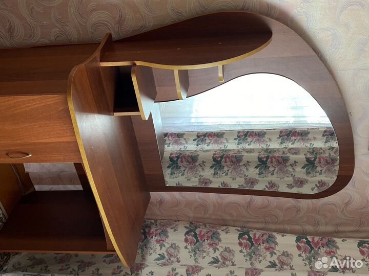 Трюмо с зеркалом