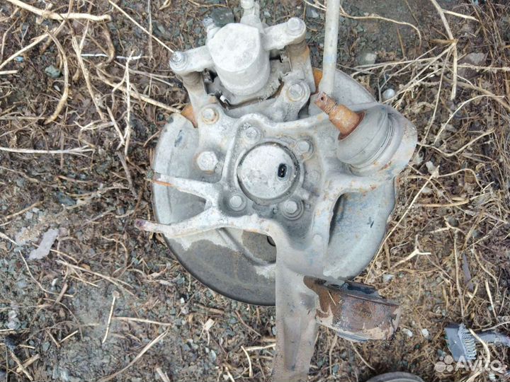 Тойота авенсис Т 250 кулак задний левый