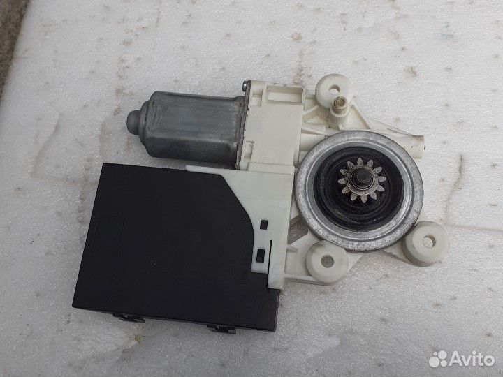 Маторчик стеклоподъемника передни правый Volvo V40