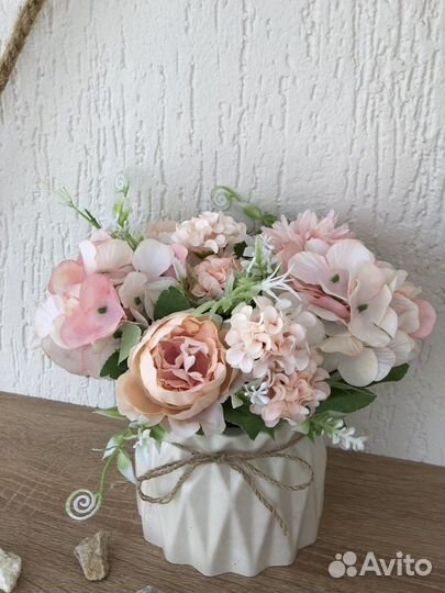 Искусственные цветы в кашпо