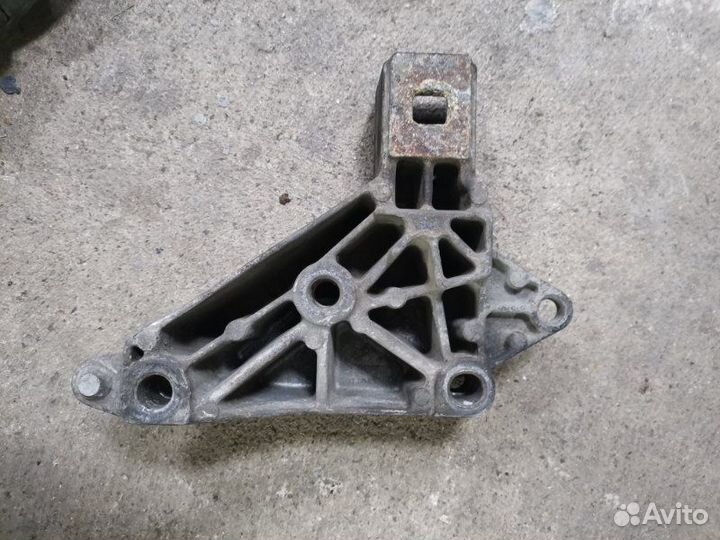 Кронштейн двигателя правый Renault Symbol седан