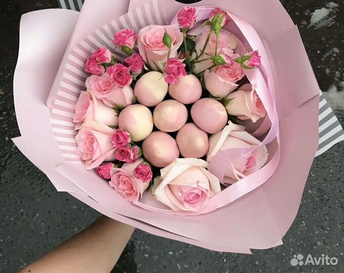 Вкусный букет из клубники и цветов