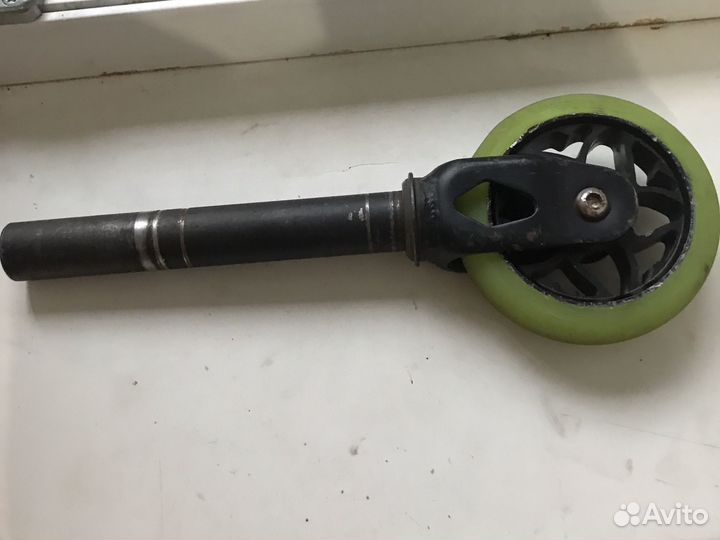 Вилка с колисом колесо железное светится в тимноте