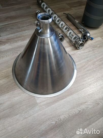 Две колпачковые колонны, дефлегматор