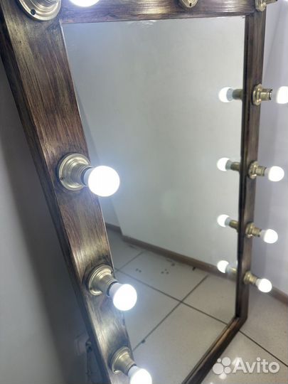 Гримерное зеркало с лампочками