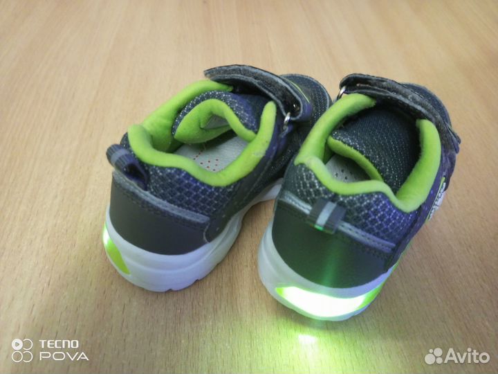 Кроссовки светящиеся 22 размер