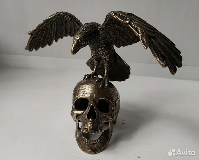 Бронзовая фигурка орёл на черепе