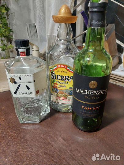 Пустые бутылки из под виски и джина