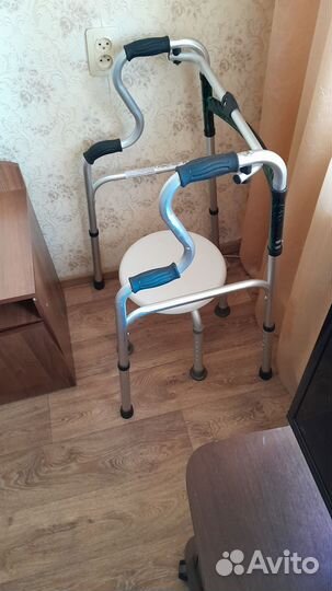 Кресло туалет с опускающимися подлокотниками