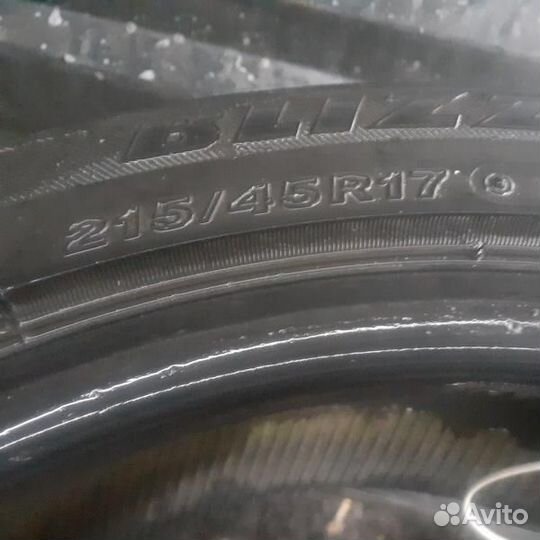 Bridgestone Blizzak Revo GZ 215/45 R17