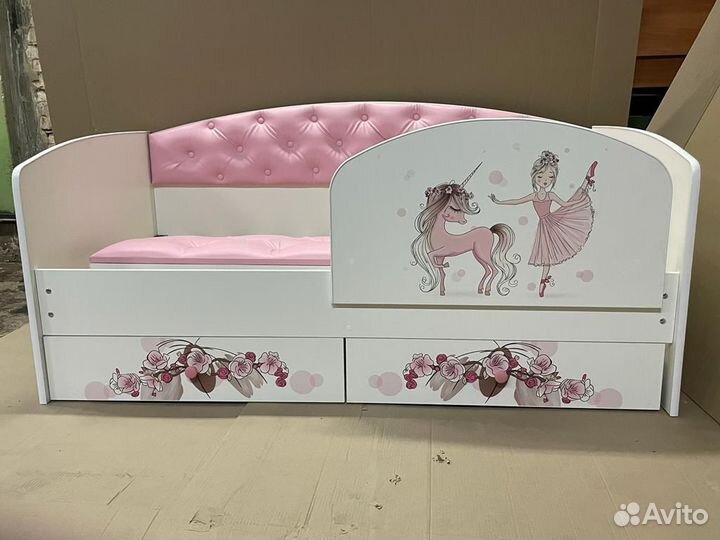 Детская кровать с мягкой спинкой