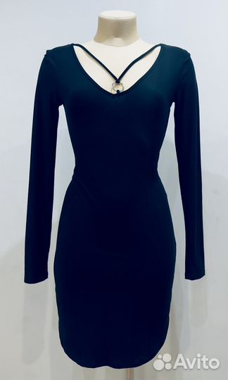 Черное платье с красивым декольте