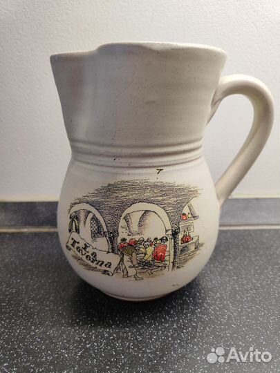 Глиняный кувшин с двумя чашками