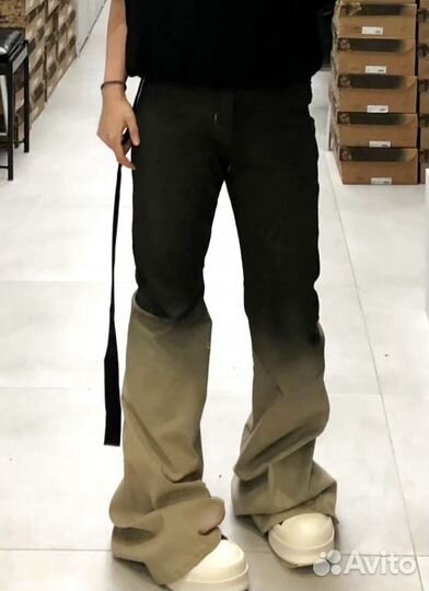 Джинсы клеш Rick Owens на руках