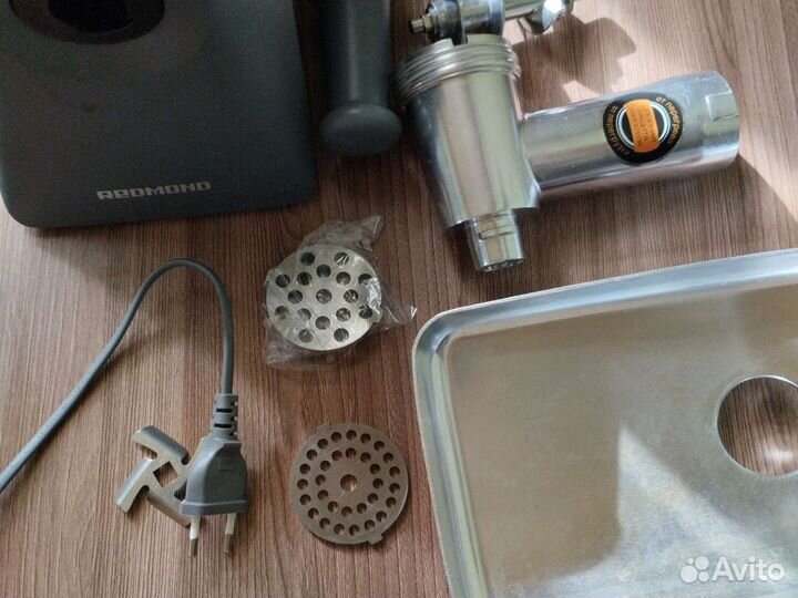 Мясорубка электрическая новая