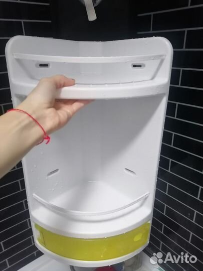 Угловая полка для ванной комнаты