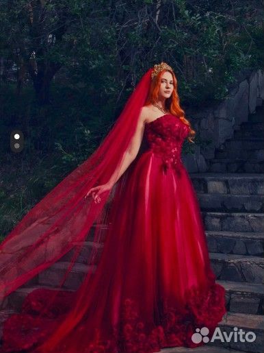 Фата красная кровавая длинная