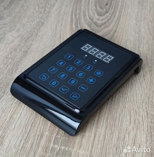 Пульт. Кнопка вызова официанта на кухню поваром