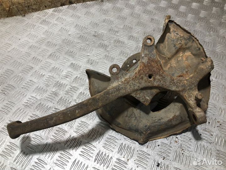 Кулак поворотный передний левый E 210