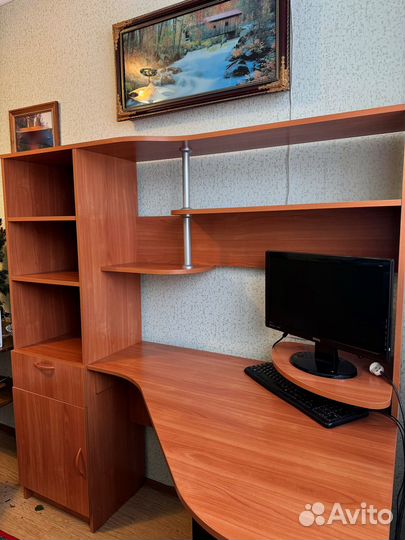 Компьютерный стол угловой с полками