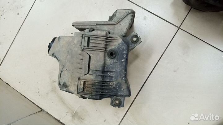 Корпус воздушного фильтра Mitsubishi Lancer