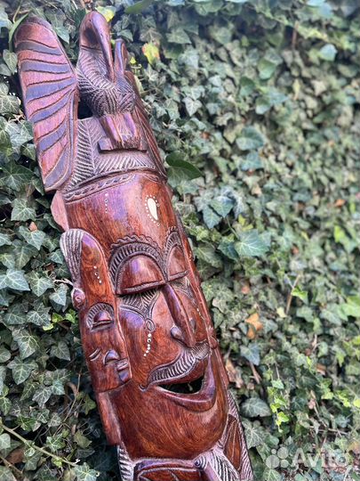 Маска из красного дерева интерьерная