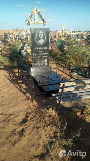 Памятники Карельский гранит