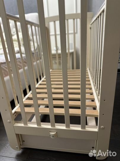 Детская кроватка с поперечным маятником