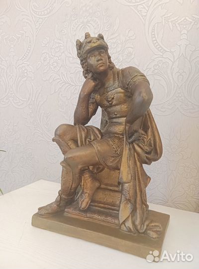 Гипсовые статуэтки. Воин и бюст девушки