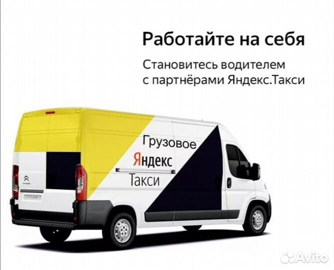 Водитель со своим грузовым авто