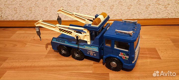 Буксировщик и экскаватор Cat