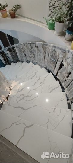 Ступени из акрила и кварцевого агломерата