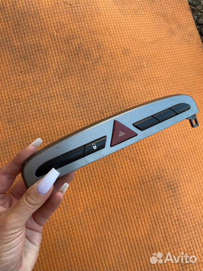 Кнопка аварийной сигнализации Peugeot 308