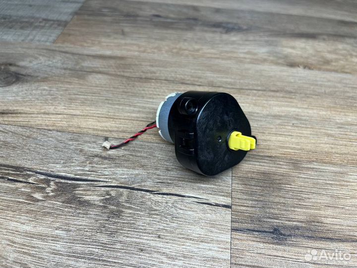 Мотор боковой щетки левый (L) Midea M7