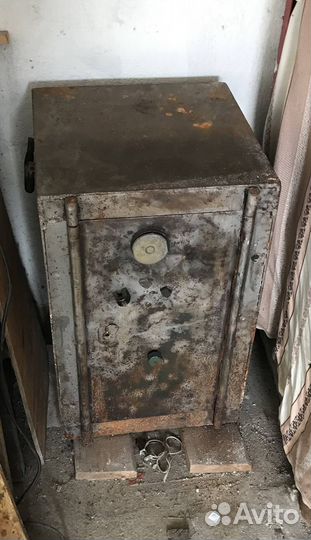 Сейф металлический