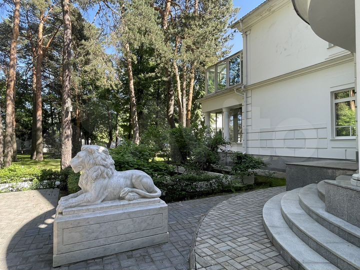 Дом 1400 м² на участке 54 сот.