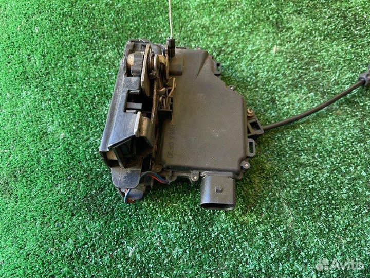 Замок двери передний правый Octavia Golf Bora