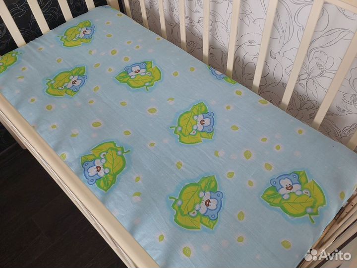 Детская кроватка с продольным маятником и ящиком